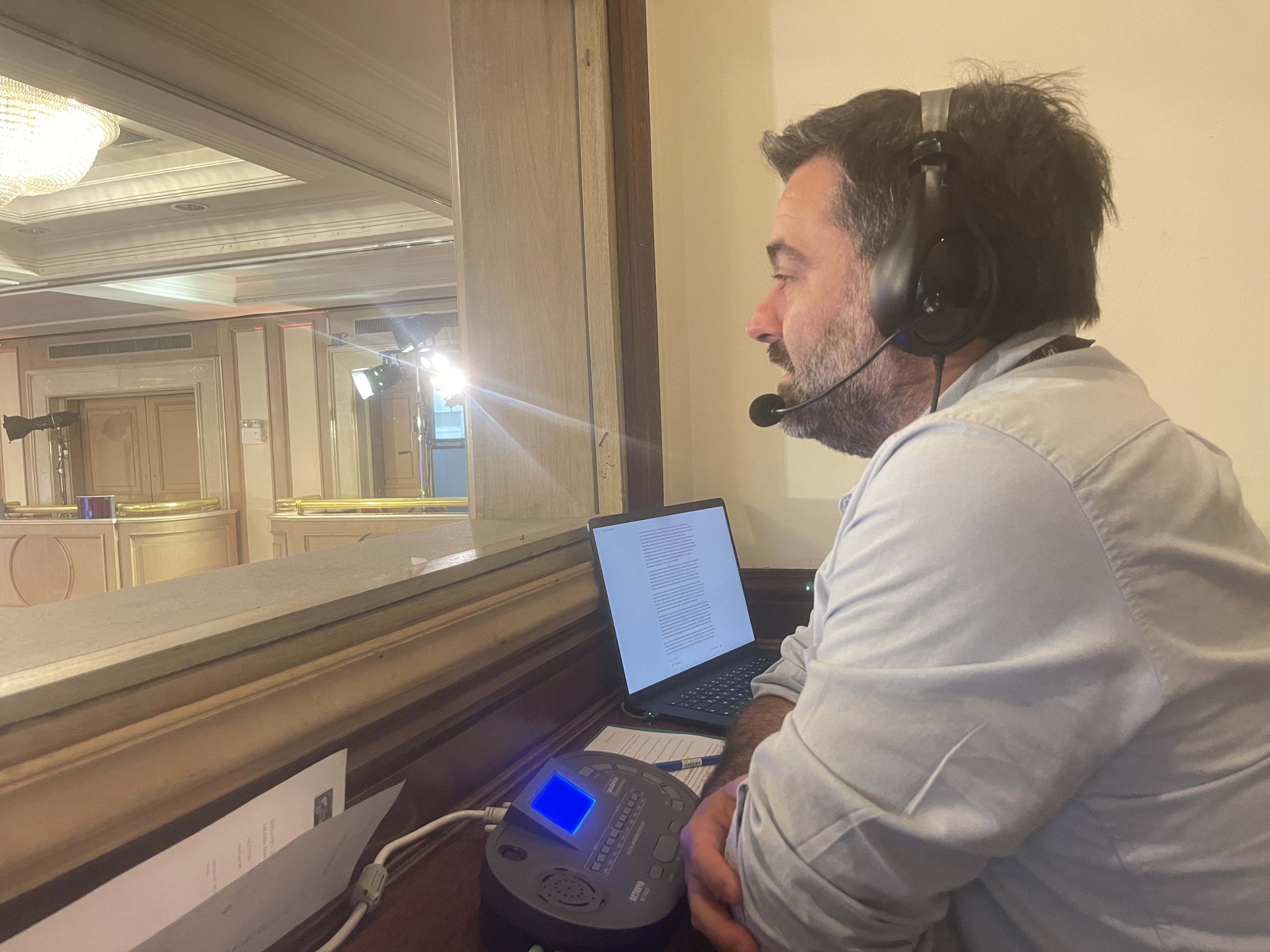 Olivier Manchoulas interpretando en cabina